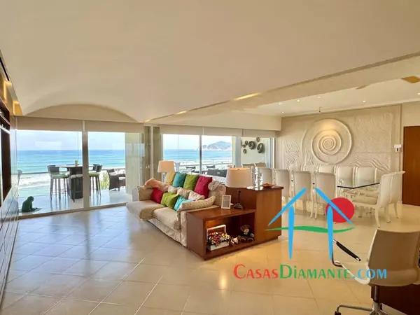 Departamento a pie de playa con 7 recámaras y terraza con vista al mar