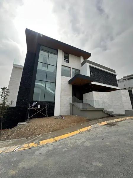 CASA EN VENTA, SIERRA ALTA DECIMO SECTOR