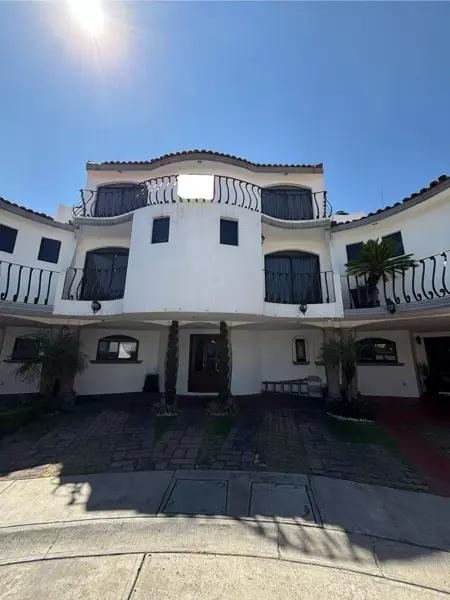 Casa en Venta en La Providencia, Metepec: Espaciosa y Segura