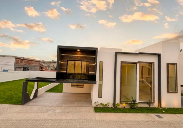 Casa en venta en privada, Metepec, con 4 recámaras y jardín Casa en venta en privada, Metepec, con 4 recámaras y jardín