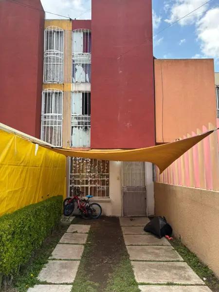 Casa en venta en Santa María Totoltepec, Toluca: Espaciosa, bien ubicada, 4 recámaras