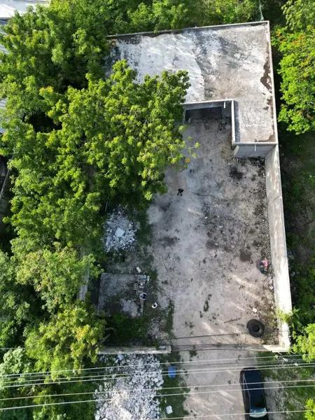 Terreno con construcción para uso comercial o industrial ligero
