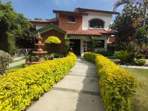 Casa en Renta en Lomas de Cocoyoc con Piscina y Jardín
Se renta amueblada por Año.