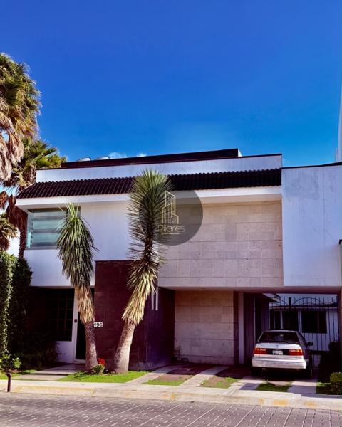 CASA CON JARDIN EN ZONA PLATEADA