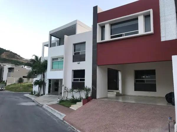 CASA EN RENTA LAGOS DEL VERGEL