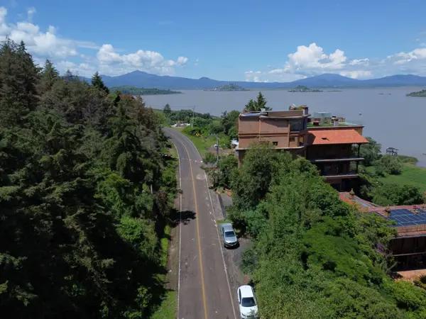 Terreno con vista al Lago de Pátzcuaro, sobre carretera, frente a hotel Ucazanaztacua