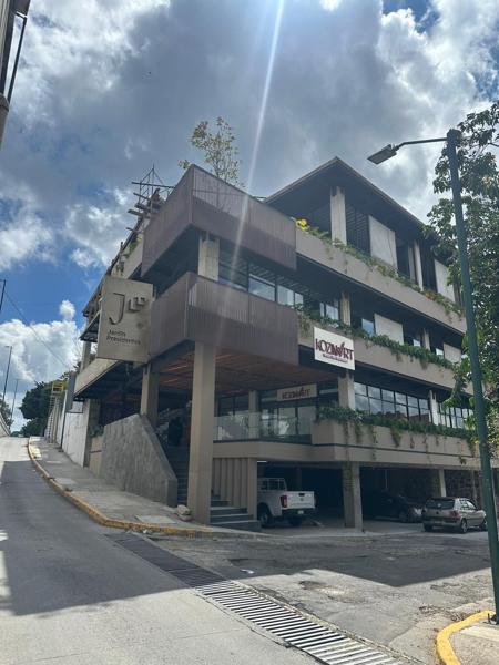 En renta local planta baja de 75 m2 en la nueva Plaza Jardín Presidentes.