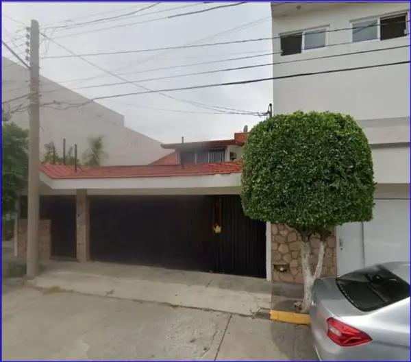Subasta de Casa Independiente en Irapuato con 4 Recámaras y Jardín