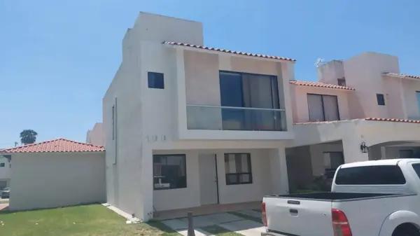 CASA EN RENTA AMUEBLADA LA CANTERA CELAYA.