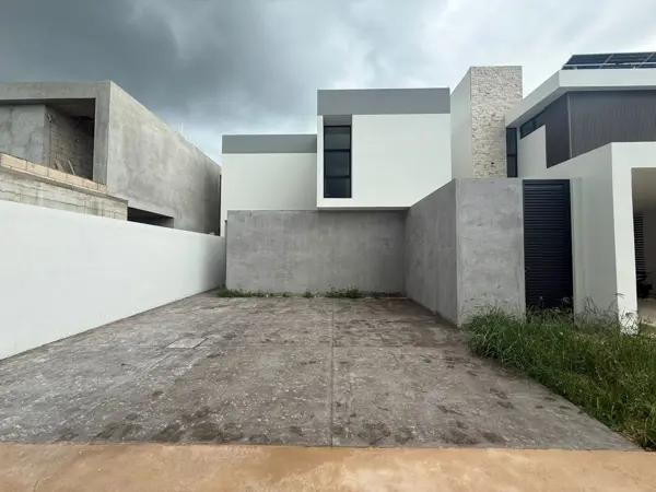 CASA EN VENTA EN MERIDA DENTRO DE PRIVADA CON AMENIDADES