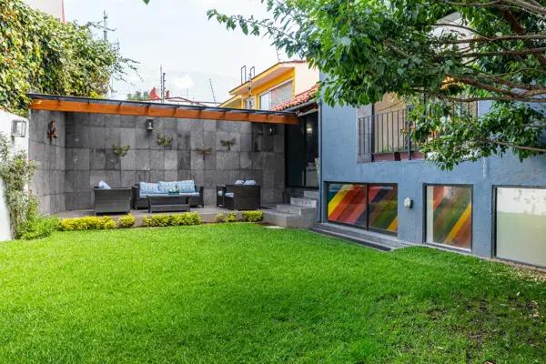 Amplia Casa de 2 niveles con Jardín de 100m2 | 4 Estacionamientos