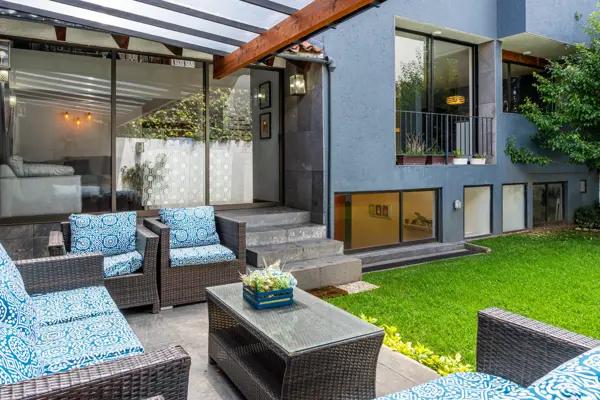 Amplia Casa de 2 niveles con Jardín de 100m2 | 4 Estacionamientos Amplia Casa de 2 niveles con Jardín de 100m2 | 4 Estacionamientos