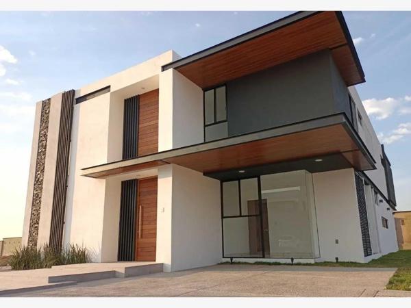 Casa en Venta en Balvanera Country Club, Corregidora, Querétaro - Exclusividad en Zona Privilegiada.