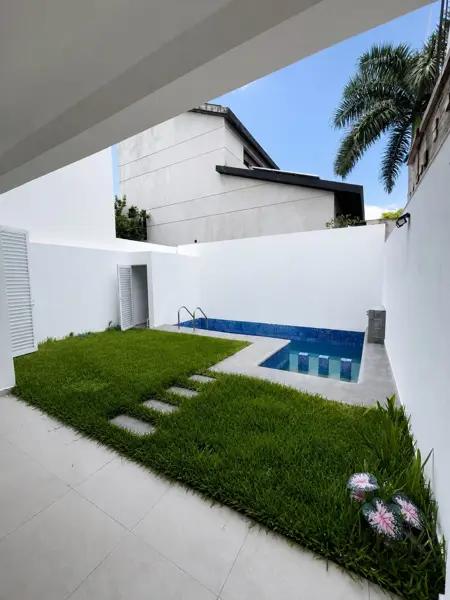Casa de dos pisos en venta/Residencial Arbolada