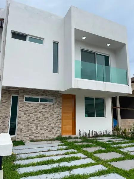 Casa de dos pisos en venta/Residencial Arbolada