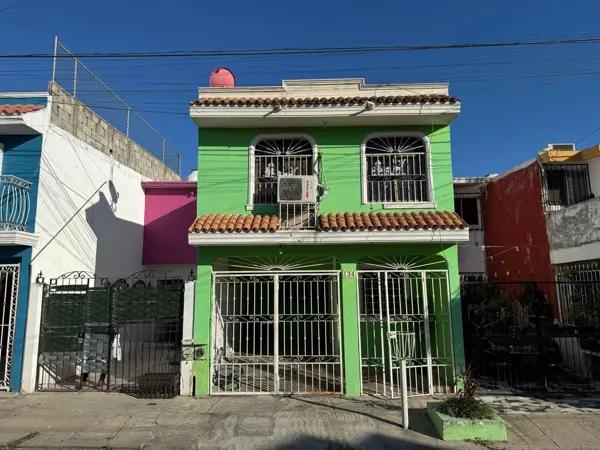 Casa en Venta en Mazatlán, Sinaloa - Ubicación Estratégica en Zona Habitacional