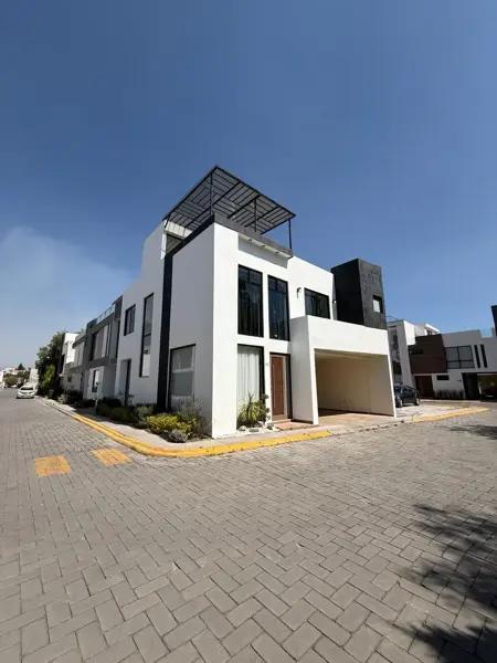 Casa en Esquina con Roof Garden y Vista a los Volcanes | Plaza San Diego