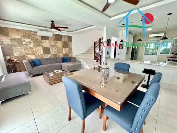 Casa con terraza, jacuzzi, salida al jardín y áreas comunes