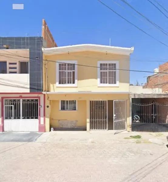 Venta de Casa en Pabellón de Arteaga, Aguascalientes - Amplia Vivienda con Jardín y Accesibilidad