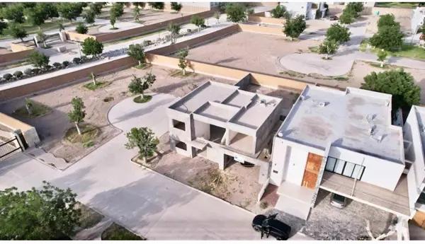 RESIDENCIA EN OBRA GRIS FRENTE AL ÁREA VERDE
