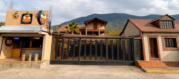 ¡Gran Oportunidad en Los Lirios! Hermosa Casa con 2 Locales Comerciales
