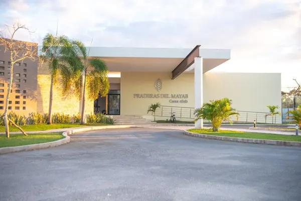 Terreno en privada Manantiales del Mayab con Casa Club en Conkal