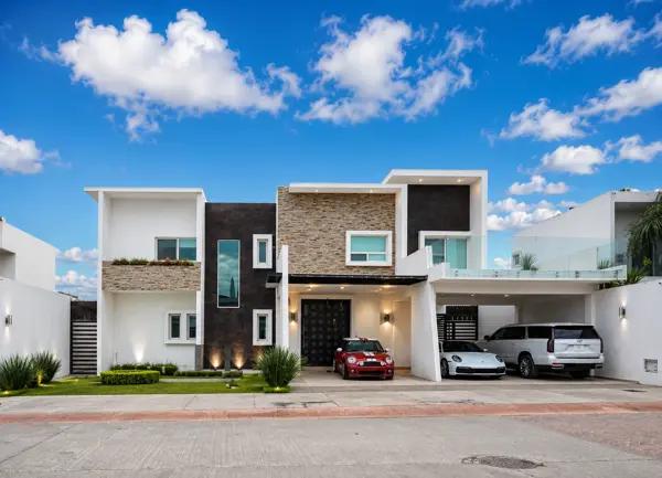 Residencia de 4 recámaras en Fracc.  Jardines de Versalle