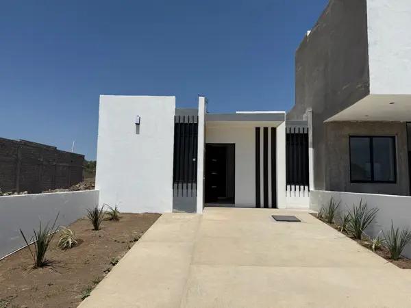 Casa en venta de una planta frente a jardín en Zona Norte de Villa de Álvarez