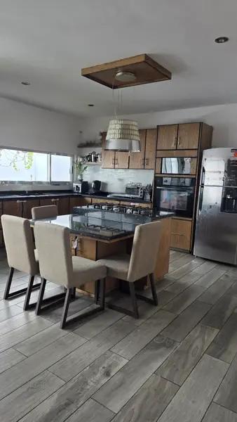 Casa en Venta en Cañadas del Lago, Corregidora: Amplia Residencia con Jardín y Seguridad