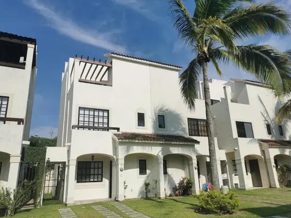 VENDO CASA EN RESIDENCIAL ANDALUZ CERCA DE PLAZA DORADO