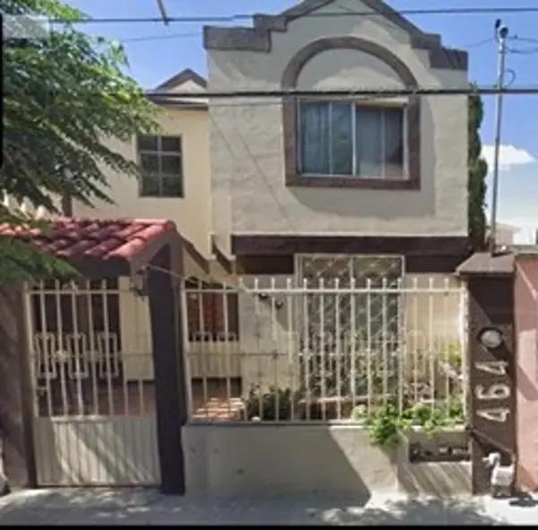 Venta de Casa en Los Arcos, Saltillo: Oportunidad Habitacional Accesible y Céntrica