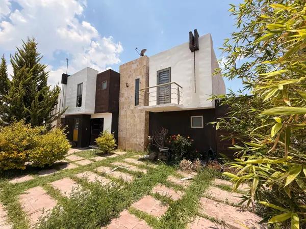 HERMOSA CASA EN ESQUINA Y EN PRIVADA DENTRO DEL FRACCIONAMIENTO "PASEOS DE LA PRADERA" HERMOSA CASA EN ESQUINA Y EN PRIVADA DENTRO DEL FRACCIONAMIENTO "PASEOS DE LA PRADERA"