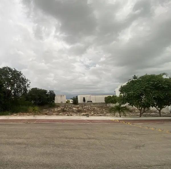 En venta Terreno residencial en privada Xaman Tan ( sobre avenida García Lavin)