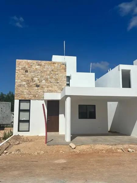 CASA EN VENTA EN MERIDA, PRIVADA EN ZONA CONKAL CON CASA CLUB
