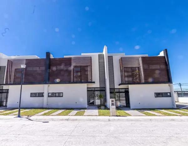 ¡Tu nuevo hogar te espera! 
Descubre esta espaciosa propiedad en Residencial La Reforma,