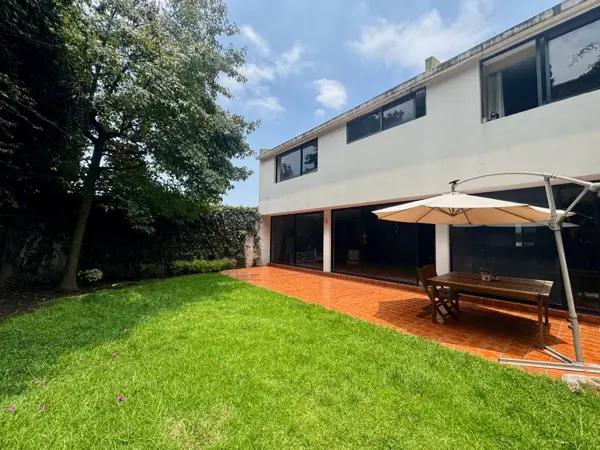 PASEO DE LAS LOMAS. CASA EN CALLE CERRADA DENTRO DE UN FRACCIONAMIENTO