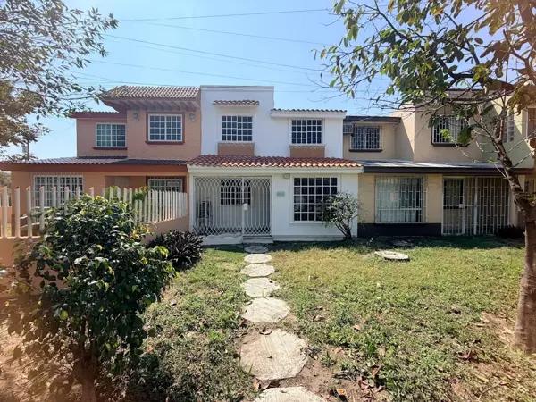 VENDO CASA AL PONIENTE DE LA CIUDAD CERCA DEL AEROPUERTO