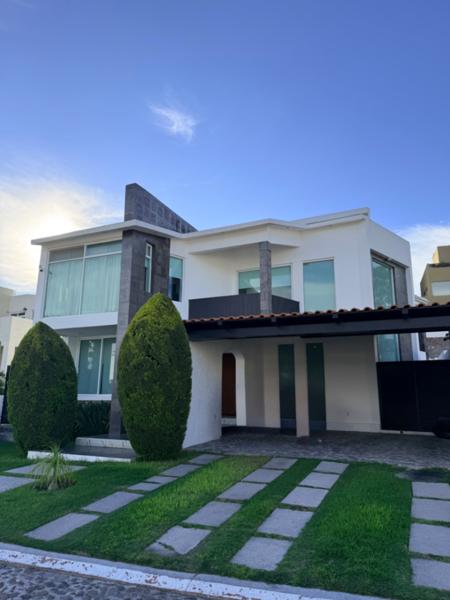 Casa en Venta y Renta en Vista Real, Corregidora: Excelente Ubicación y Comodidades