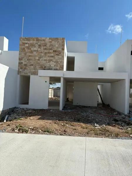 CASA EN VENTA EN MERIDA, PRIVADA EN ZONA CONKAL CON CASA CLUB