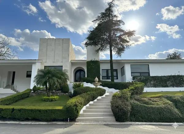 CASA EN RENTA LAS MISIONES ZONA CARRETERA NACIONAL SANTIAGO