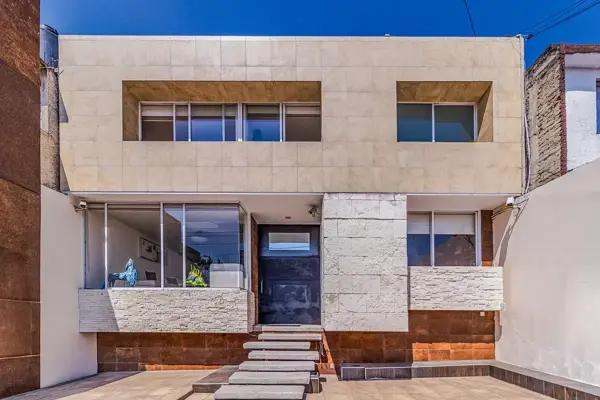CASA EN LOMAS DE LAS AGUILAS