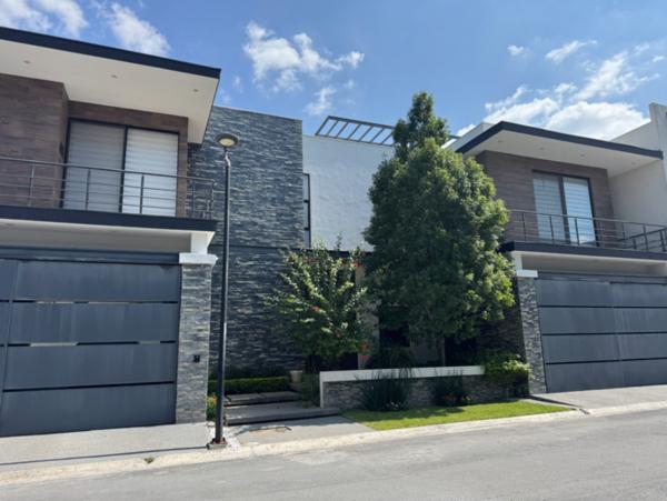 Casa Amplia Amueblada con Alberca en Venta en La Encomienda, Escobedo
