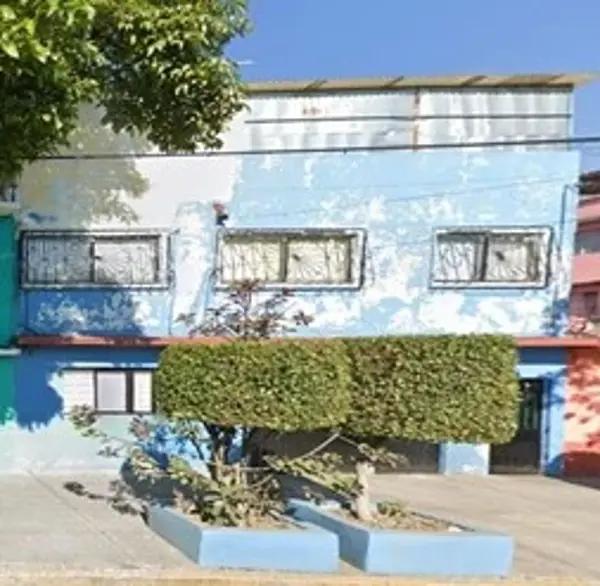 Venta de Casa en Agrícola Oriental, Iztacalco: Acceso a Servicios y Comodidad