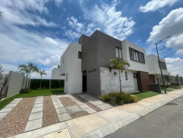 CASA PREMIUM EN VENTA! 4 Recámaras (Una en planta baja) –Puerta Real II, Corregidora, Qro.