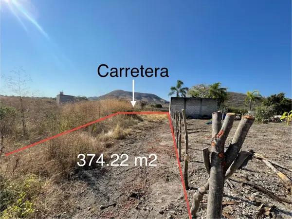 Terreno con sobre carretera en Atlacholoaya