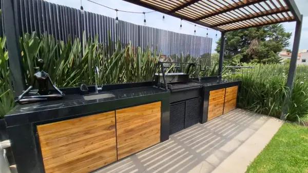 Venta de Casa en Condominio en Valle de Tepepan con 5 Recámaras, Jardín, Terraza con Asador y Bar.