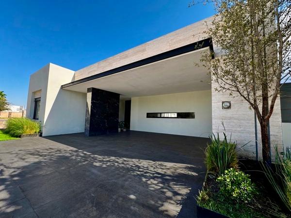 Exclusiva residencia de un solo nivel en Las Trojes | Frente a área verde | Totalmente remodelada