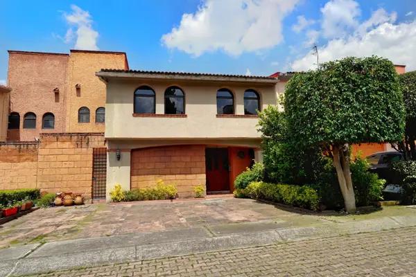 VENTA DE CASA EN CONDOMINIO CON GRAN SALÓN SOCIAL PRIVADO Y CASA CLUB EN TLALPAN, AL SUR DE LA CIUDA