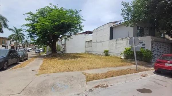 Terreno en esquina en venta, ubicacion estrategica Fluvial Vallarta