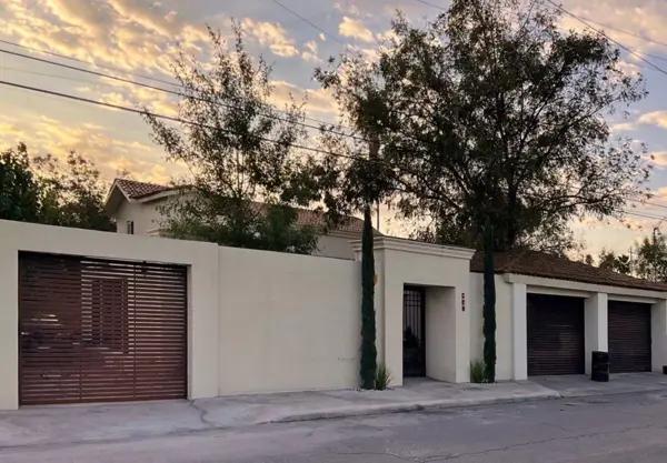 Hermosa casa arbolada en Venta en la Col. Guadalupe MONCLOVA, COAH.